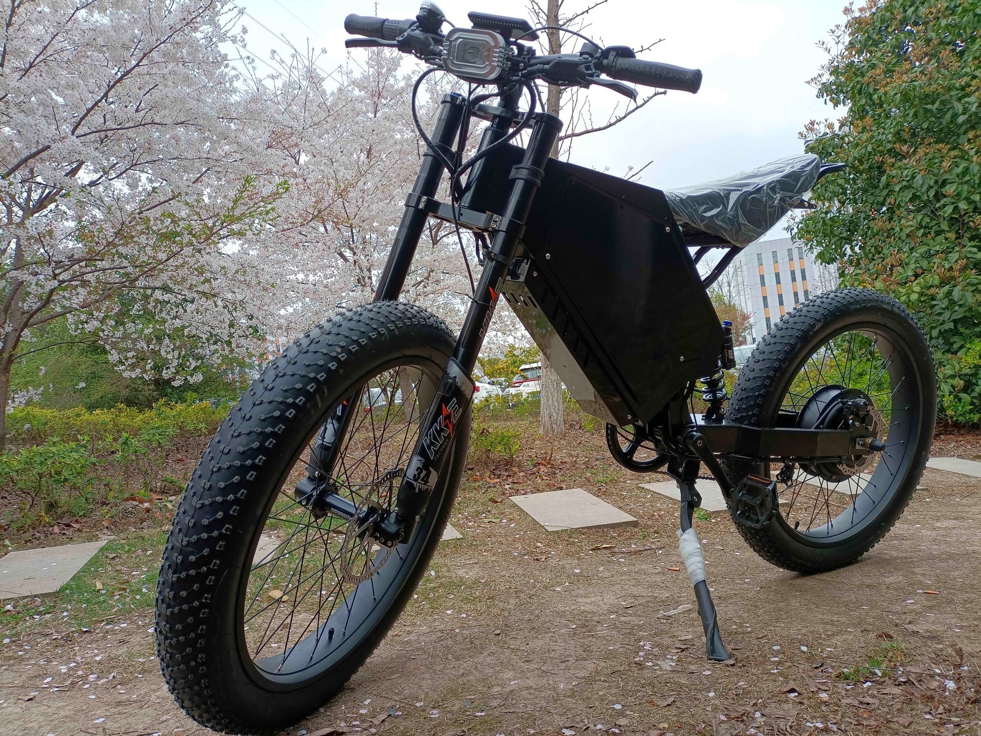 72V8000W 26x4.0 Wheel Stealth Bomber Electric Mountain Bike Ebike Beach Cruiser with 70V40.6Ah Li-on Battery